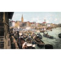 X00909451 Blick in den Hamburger Binnenhafen - Barkassen und Schuten liegen eng im Hafen | Binnenhafen - historisches Hafenbecken in der Hamburger Altstadt.